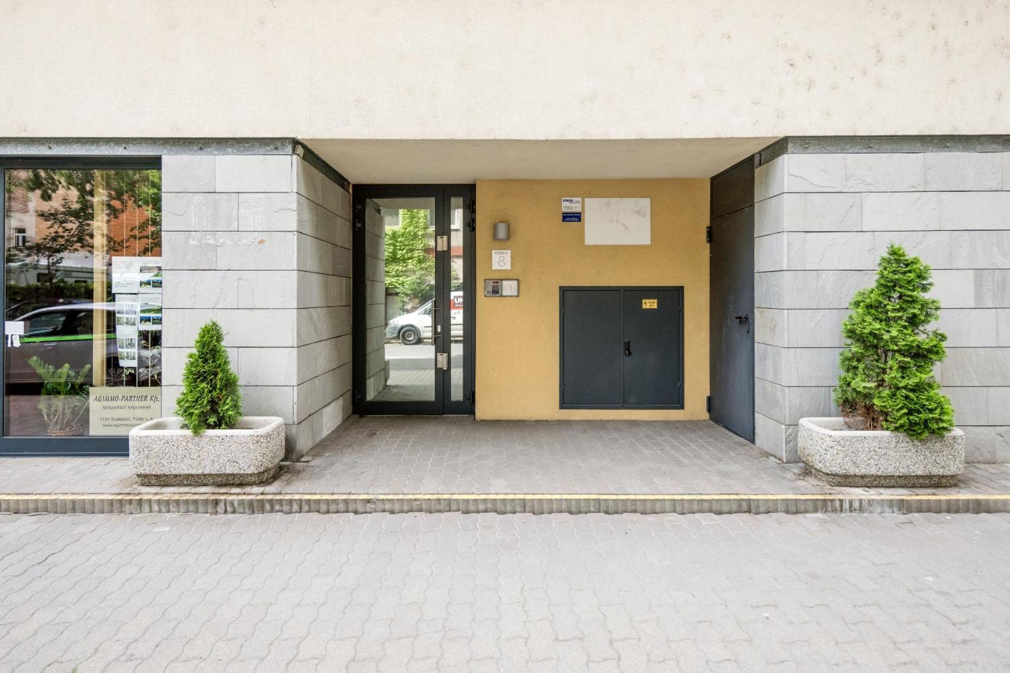 Modern Two-Bedroom Apartment With Free Parking Budapest Exteriör bild