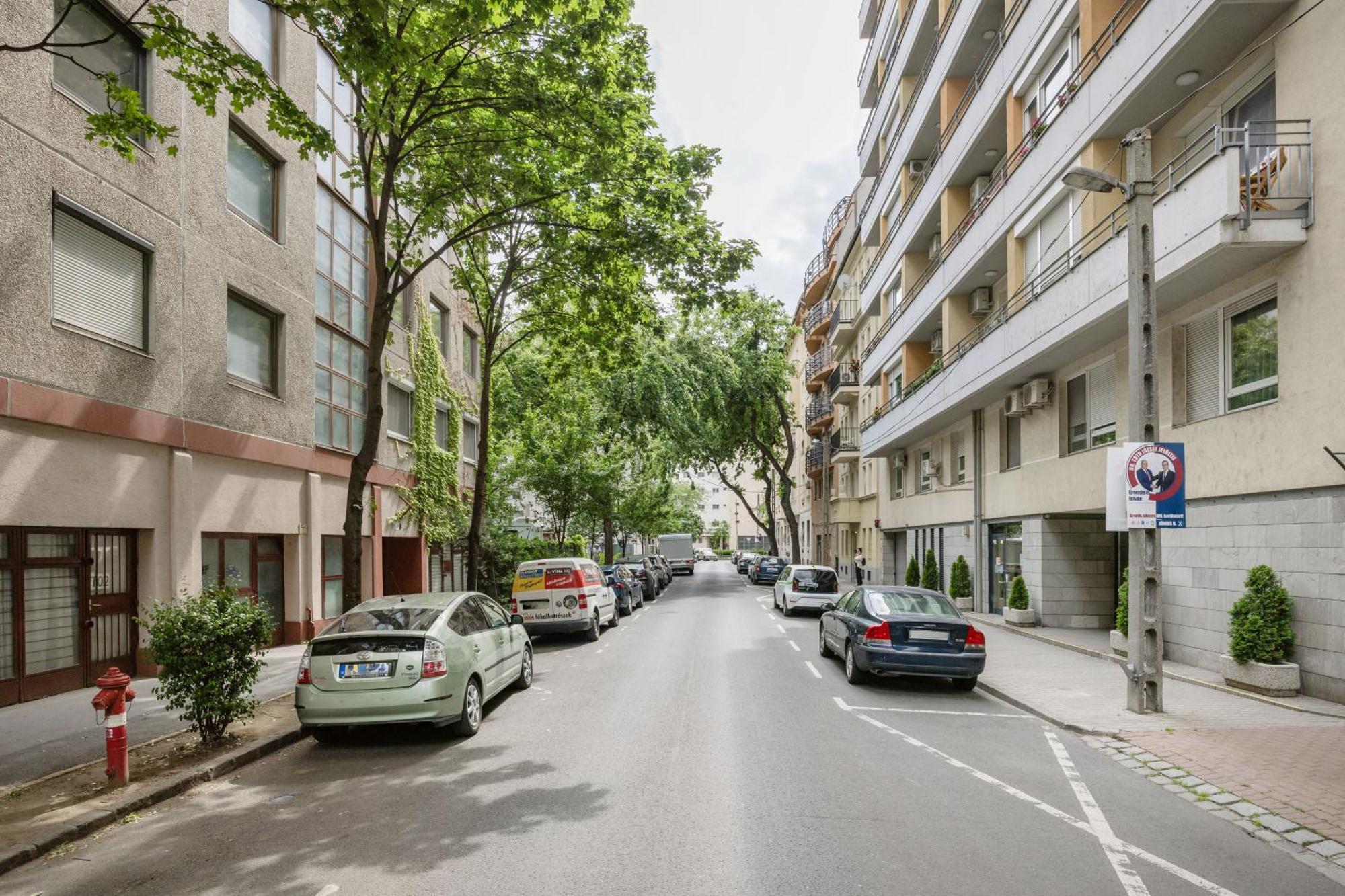 Modern Two-Bedroom Apartment With Free Parking Budapest Exteriör bild